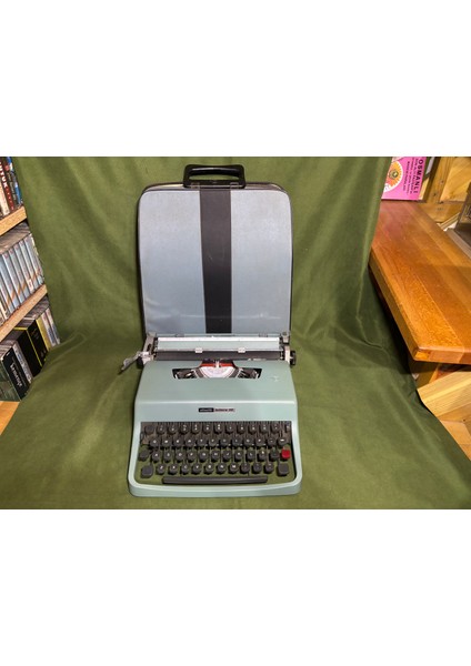 Olivetti Lettera 32 Mavi Renk Çantalı Daktilo - Sorunsuz Çalışır Durumda