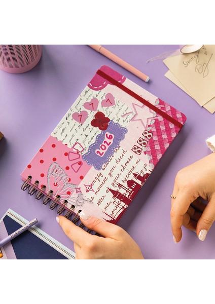 2026 Dikey Haftalık Ajanda – Yatay A5 Formda Spiralli Sert Kapak Haftalık Ajanda 21X15 cm Kolaj