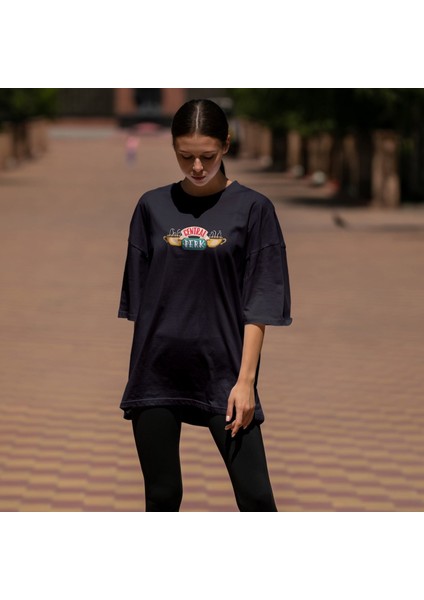 Central Perk / Friends Oversize Tişört - Siyah fiyatları