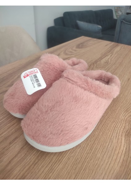 Kadın Peluş Ev Terliği – Yumuşak Tabanlı Sıcak Tüylü Panduf