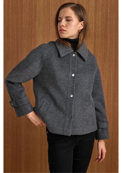 Çıt Çıt Kapamalı Pat Detaylı Kısa Kaban KOYU GRİ 3163