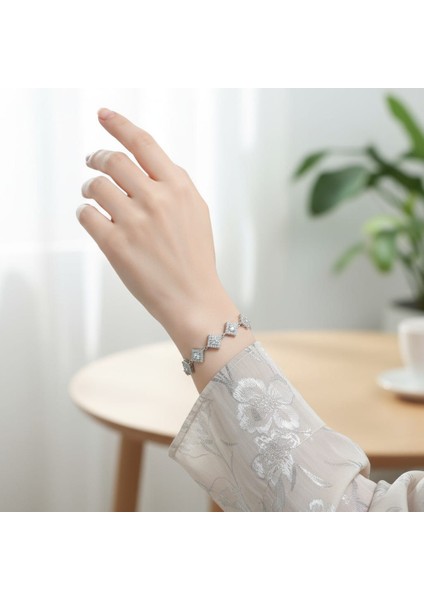 Kadın 925 Ayar Gümüş Kare Figürlü Zirkon Taşlı Bileklik