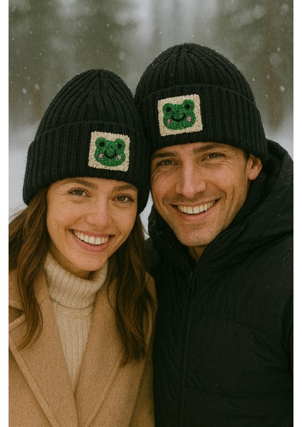 Siyah Yün Lüks Bere Yeşil Kurbağa Hayvan Punch Motifli Unisextir AYN1001