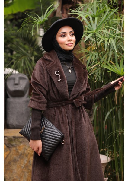 Kahverengi Kolları Örgü Detaylı Angora Kaban modelleri