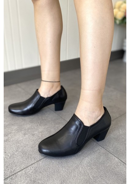 Siyah Hakiki Deri Anatomik Taban Rahat ve Şık Günlük Kadın Ayakkabı TMD202521