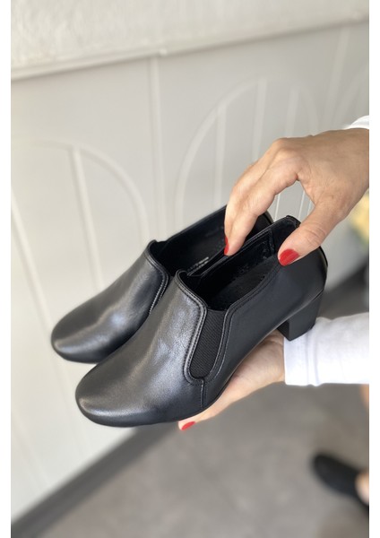 Siyah Hakiki Deri Anatomik Taban Rahat ve Şık Günlük Kadın Ayakkabı TMD202521 modelleri