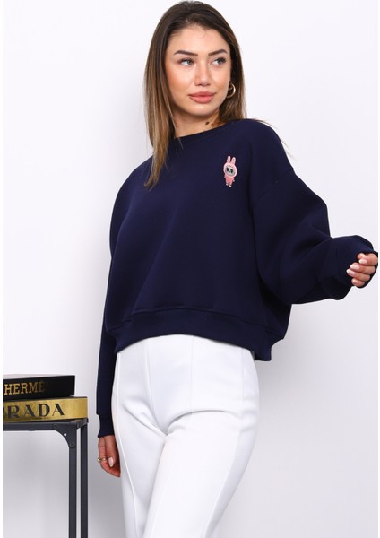 Lacivert Bisiklet Yaka Nakışlı Üç İplik Kısa Oversize Sweat fırsatları