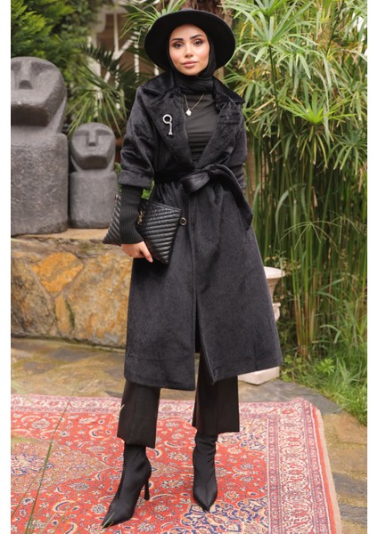 Siyah Kolları Örgü Detaylı Angora Kaban