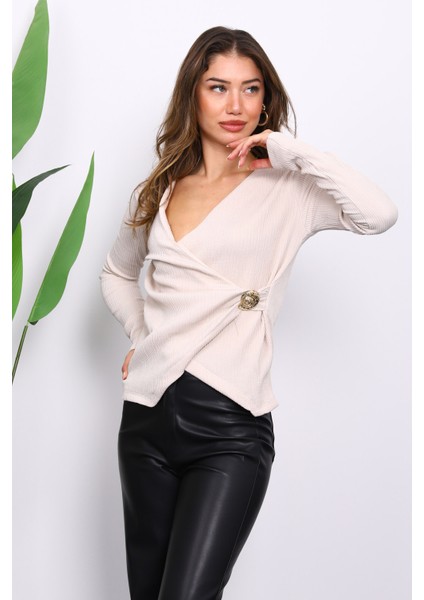 Taş Toka Detaylı Kruvaze Yaka Fitilli Bluz