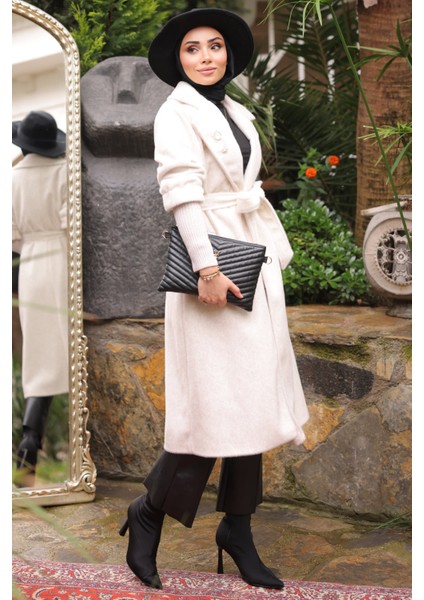 Krem Kolları Örgü Detaylı Angora Kaban modelleri