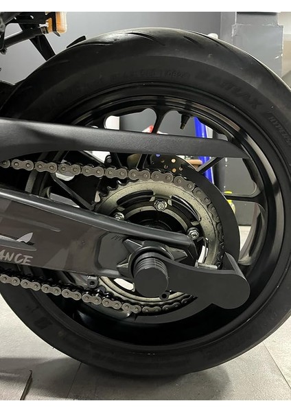 Mt-07 ve R7 Için Zincir Koruma Aparatı, Mat Siyah, Plastik, Kolay Montaj