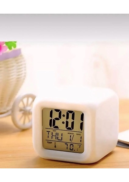 Renk Değiştiren Küp Şeklinde Dijital Masa Saati: Alarm, Termometre ve Tarih Özellikli