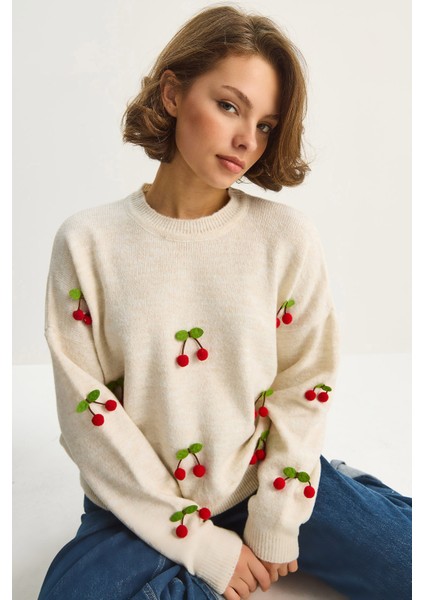 Kadın Bisiklet Yaka Kiraz Aksesuarlı Regular Triko Kazak