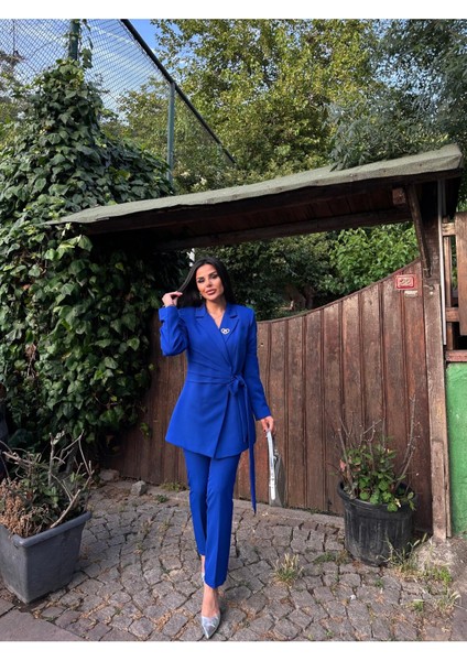 Kadın Broş Detaylı Bağlamalı Ceket Pantolon Takım Elbise