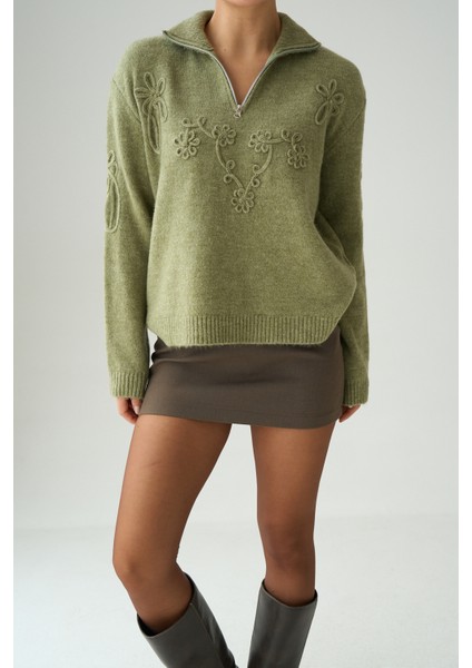 Kadın Dik Fermuar Yaka Nakış Detaylı Oversize Kazak fırsatları