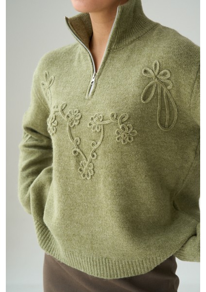 Kadın Dik Fermuar Yaka Nakış Detaylı Oversize Kazak indirimleri