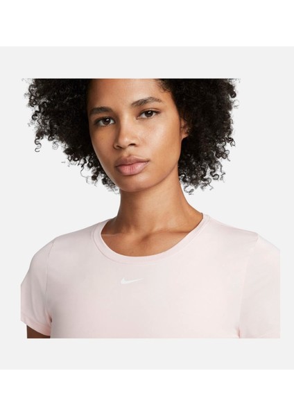 Dri-Fit One Slim-Fit Short-Sleeve Kadın Tişört fırsatları