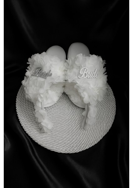 Beyaz Tüylü-Incili Lohusa Terliği ve Çiçekli Taç