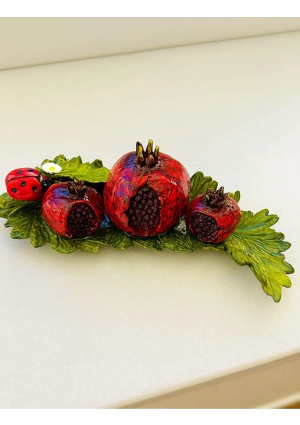 Nar Ailesi Dekor Objesi Uğur Böcekli – Bereket ve Şans Sembolü Masa Üstü Ev Süsü | El Yapımı Kırmızı Dekoratif Nar Seti –