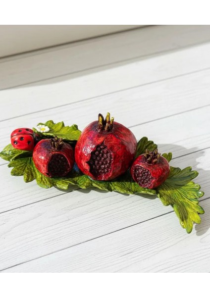 Nar Ailesi Dekor Objesi Uğur Böcekli – Bereket ve Şans Sembolü Masa Üstü Ev Süsü | El Yapımı Kırmızı Dekoratif Nar Seti – fiyatları