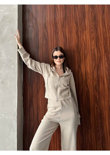 Kadın Kapüşonlu Fermuarlı Rahat Fit Günlük ve Şık Tarz Eşofman Takımı modelleri