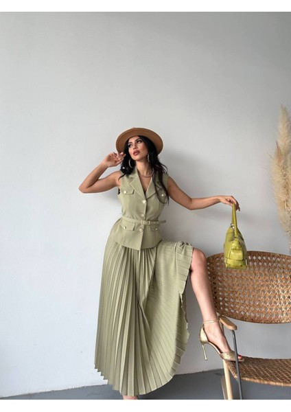 Kadın Kemerli Düğmeli Yelek Pileli Etek Takım Elbise