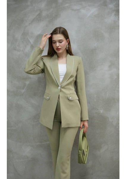 Kadın Yakası Taş Biyeli Düğme Detay Takım modelleri