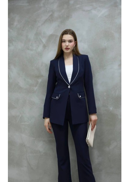 Kadın Yakası Taş Biyeli Düğme Detay Takım Elbise