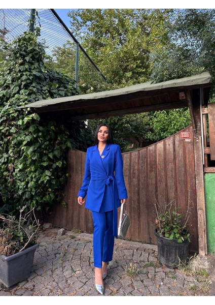 Kadın Broş Detaylı Bağlamalı Ceket Pantolon Takım Elbise fiyatları