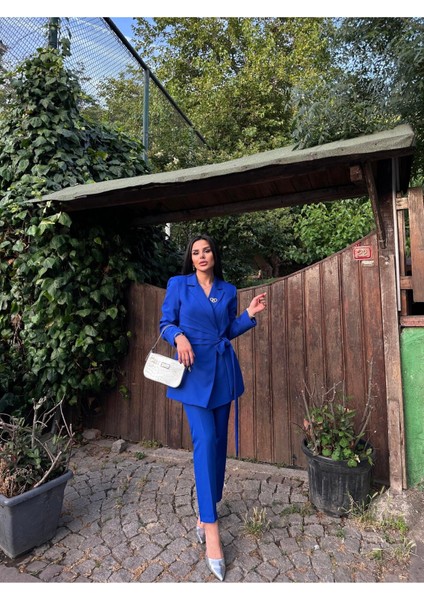 Kadın Broş Detaylı Bağlamalı Ceket Pantolon Takım Elbise modelleri