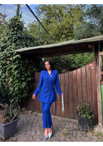 Kadın Broş Detaylı Bağlamalı Ceket Pantolon Takım Elbise fırsatları