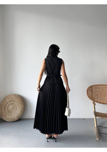 Kadın Kemerli Düğmeli Yelek Pileli Etek Takım Elbise