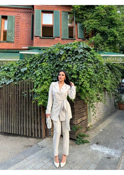 Kadın Broş Detaylı Bağlamalı Ceket Pantolon Takım Elbise