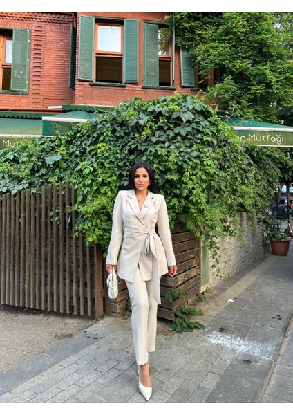 Kadın Broş Detaylı Bağlamalı Ceket Pantolon Takım Elbise fiyatları