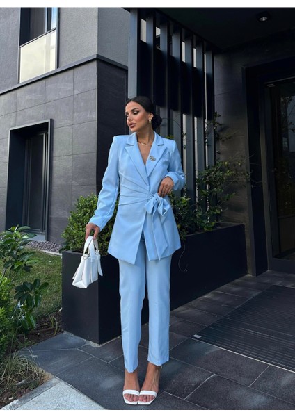 Kadın Broş Detaylı Bağlamalı Ceket Pantolon Takım Elbise