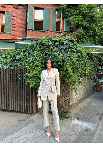 Kadın Broş Detaylı Bağlamalı Ceket Pantolon Takım Elbise fırsatları