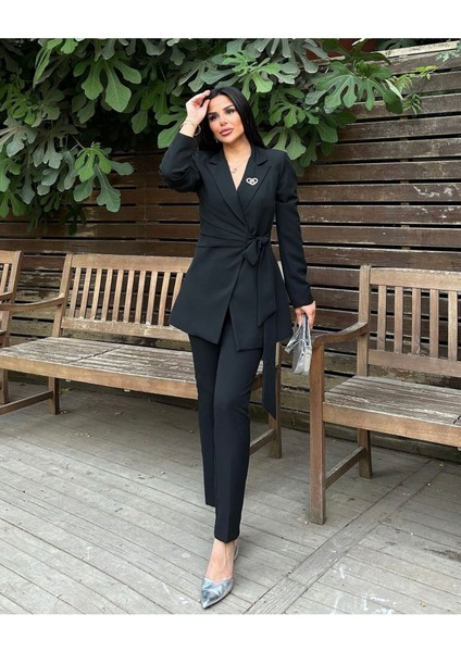 Kadın Broş Detaylı Bağlamalı Ceket Pantolon Takım Elbise