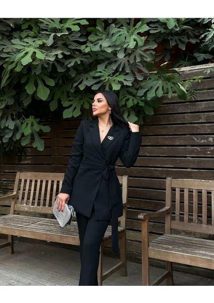 Kadın Broş Detaylı Bağlamalı Ceket Pantolon Takım Elbise fiyatları