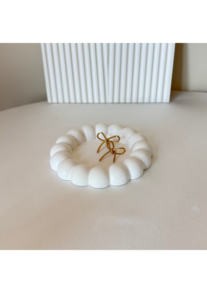 El Yapımı Yuvarlak Dekoratif Kabartmalı Tepsi | Bardak Altlığı | Takı Düzenleyici | Makyaj Standı | Ev Dekoru | Anahtarlık Tabağı | Minimalist Tasarım | Hediye Fikri