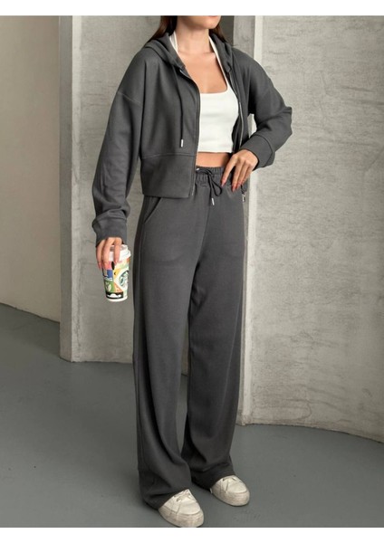 Kadın Kapüşonlu Fermuarlı Rahat Fit Günlük ve Şık Tarz Eşofman Takımı modelleri