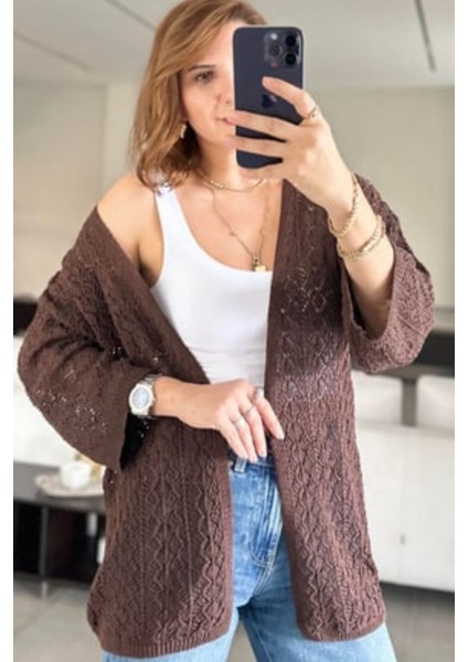 Kadın Beyaz Örgü Hırka – Püskül ve Elmas Desen Detaylı