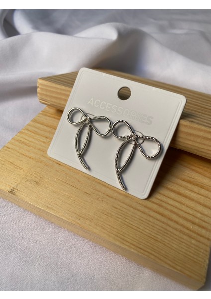 Kararmaz Çelik Ince Fiyonk Detaylı Gümüş Küpe fırsatları