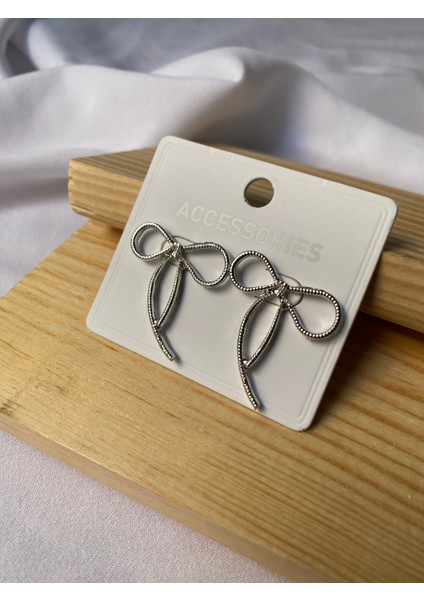 Kararmaz Çelik Ince Fiyonk Detaylı Gümüş Küpe indirimleri