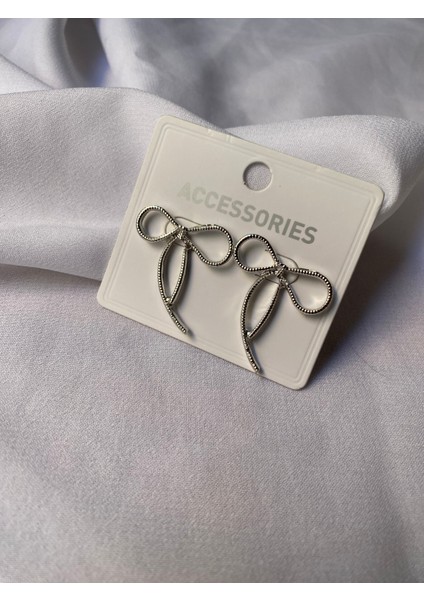 Kararmaz Çelik Ince Fiyonk Detaylı Gümüş Küpe