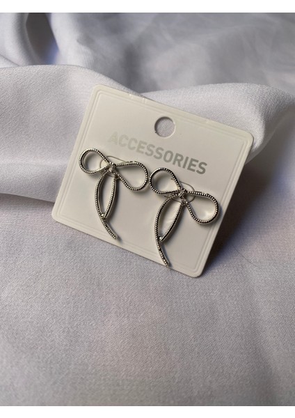 Kararmaz Çelik Ince Fiyonk Detaylı Gümüş Küpe