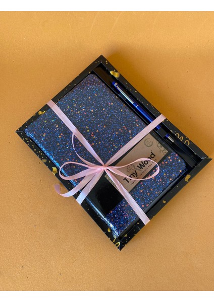 Simli Kapaklı Defter, Makyaj / Kalem Çantası ve 1 Adet Kalem Hediyelik Set Lacivert fırsatları