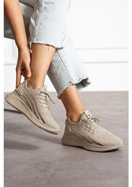 Kadın Sneaker Siyah Beyaz Platform Tabanlı Rahat ve Şık Tasarım