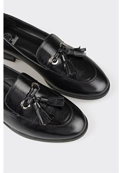 Kadın Günlük Ayakkabı Deri Malzemeden Yapılmış Şık Siyah Loafer Modeli