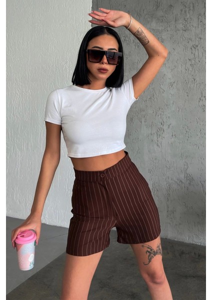 Zarif ve Şıklığı Bir Arada Sunan Yüksek Bel Krep Esnek Çimalı Çizgili Şort Kahverengi