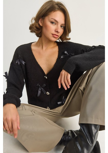 Kadın Fiyonk Aksesuarlı V Yaka Oversize Düğmeli Hırka